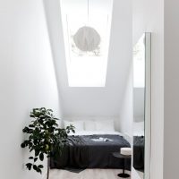 Couvre-lit noir dans le lit du grenier
