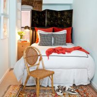 Chaise en rotin sur un tapis coloré