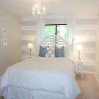 Chambre blanche dans une maison rurale