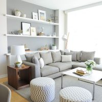 Étagères ouvertes à l'intérieur du salon