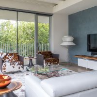 Fenêtres panoramiques dans le salon d'une maison privée