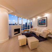 Éclairage de périmètre de plafond dans un salon de style moderne