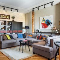 Poteaux en bois dans le hall d'une maison privée