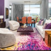 L'utilisation de violet dans la conception du salon