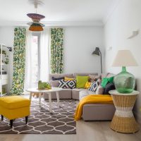 Des escaliers au lieu de cintres à l'intérieur du salon