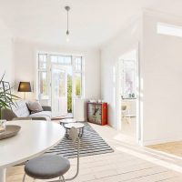 Conception d'un salon blanc dans une maison privée