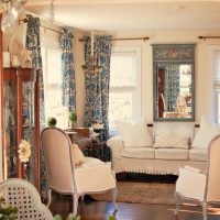 Miroir sur le mur entre les fenêtres du salon