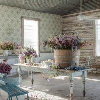 Baignoire en bois avec des fleurs fraîches