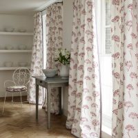 Motifs floraux sur les rideaux de lumière