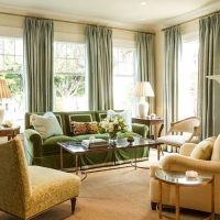 Quatre fenêtres dans le salon d'une maison privée