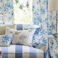 Motifs bleus sur le textile dans le salon