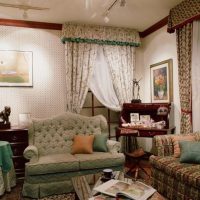 Rideaux avec des fleurs sur les fenêtres du salon