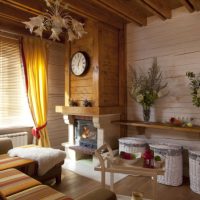 Étagère en bois avec des fleurs fraîches