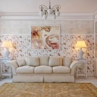 Lampes sur les tables de nuit sur les côtés du canapé invité