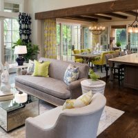 L'intérieur d'un grand salon dans une maison rustique