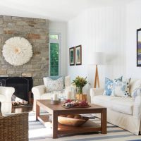 Cheminée avec revêtement en pierre dans le salon d'une maison privée