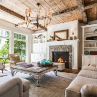 Plafond en bois dans le salon d'une maison rurale