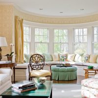 Canapé en forme d'arc avec des coussins décoratifs