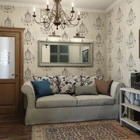 Miroir dans un cadre gris sur le canapé