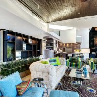 Intérieur lumineux d'un salon dans une maison de campagne