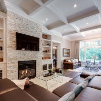 Le plafond en relief dans le salon est rectangulaire