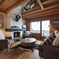 Salon confortable avec cheminée en plâtre