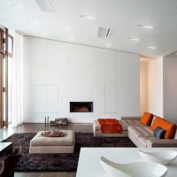 Salon lumineux dans le style du minimalisme.
