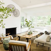 Salon d'une maison privée en style écologique