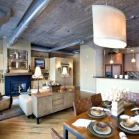 Plafond gris dans la cuisine-salon d'une maison rurale