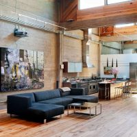 L'intérieur du rez-de-chaussée d'une maison de style industriel