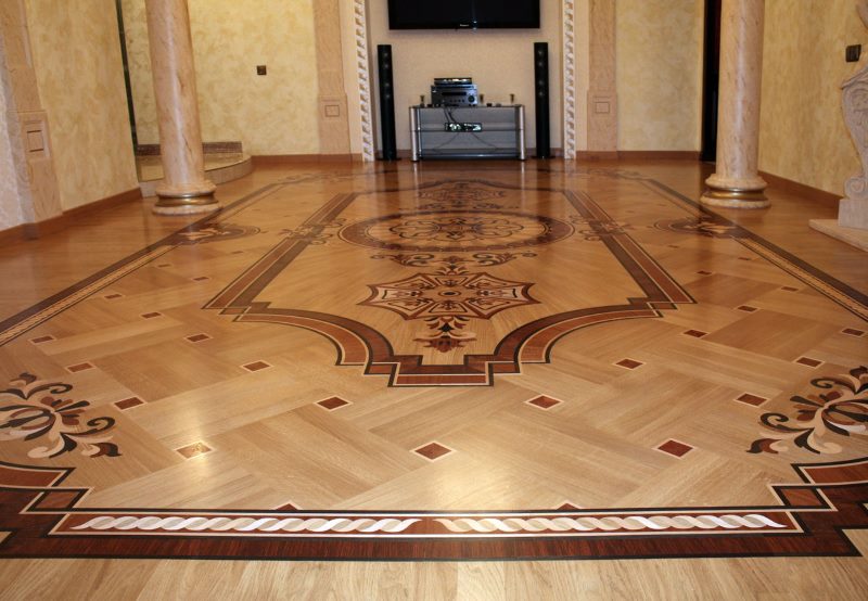 Hall d'une maison privée avec parquet d'art
