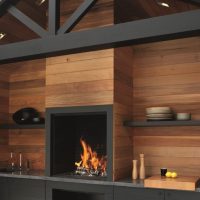 Cheminée en bois dans le salon