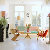 Fenêtres hautes et étroites dans un salon blanc