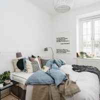 Coussins décoratifs sur le lit dans une chambre lumineuse