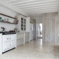 Ouvrez les étagères des conseils dans une cuisine de style scandinave