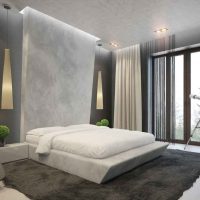Lit blanc dans une chambre de style minimaliste
