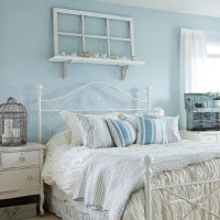 Mur bleu dans une chambre de style provençal