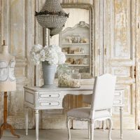 Fleurs blanches dans un vase sur une table vintage