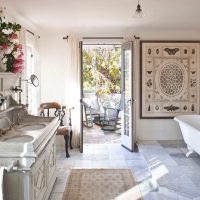 Salle de bain privée avec porte de la cour