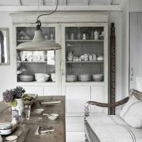 Ancien buffet avec des ustensiles de cuisine
