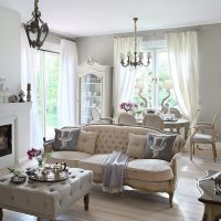 Salon d'une maison privée avec une cheminée à l'intérieur
