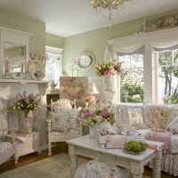 Ornements floraux sur des coussins décoratifs