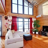 Rideaux rouges sur une fenêtre dans une maison en bois