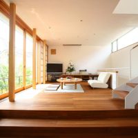 Parquet dans une chambre aux murs blancs