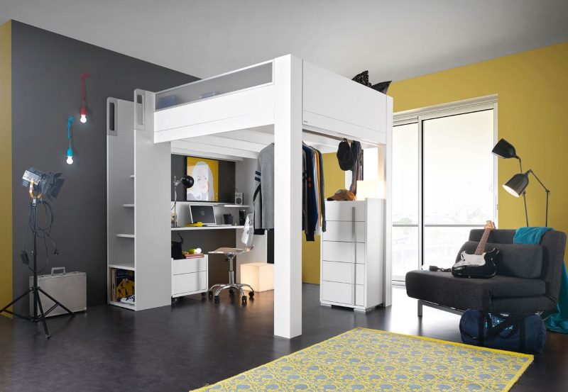 Pièce intérieure avec un lit sur la mezzanine