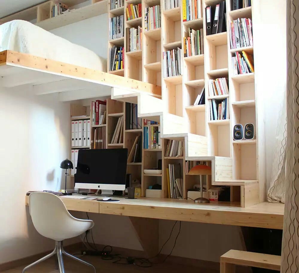 Bureau à domicile sous les escaliers
