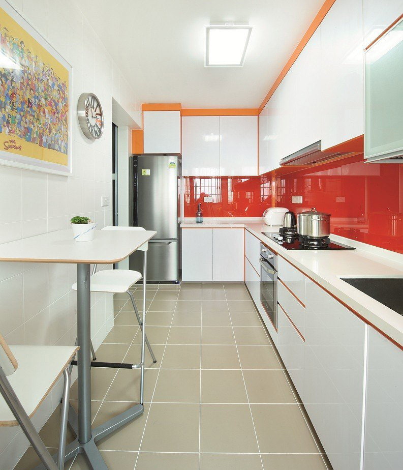 Delantal rojo brillante en una cocina blanca