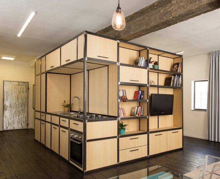 Module de mobilier en forme de cube au centre de l'appartement