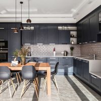 Meuble de cuisine aux façades noires