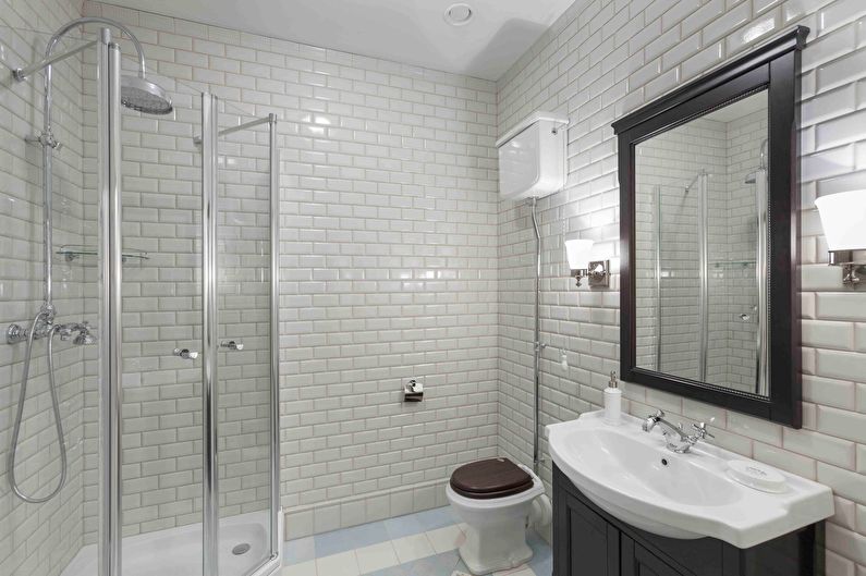 Diseña un baño con inodoro de estilo clásico.